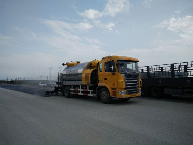 沥青洒布车型号0845，，，，，，松科高速白城施工